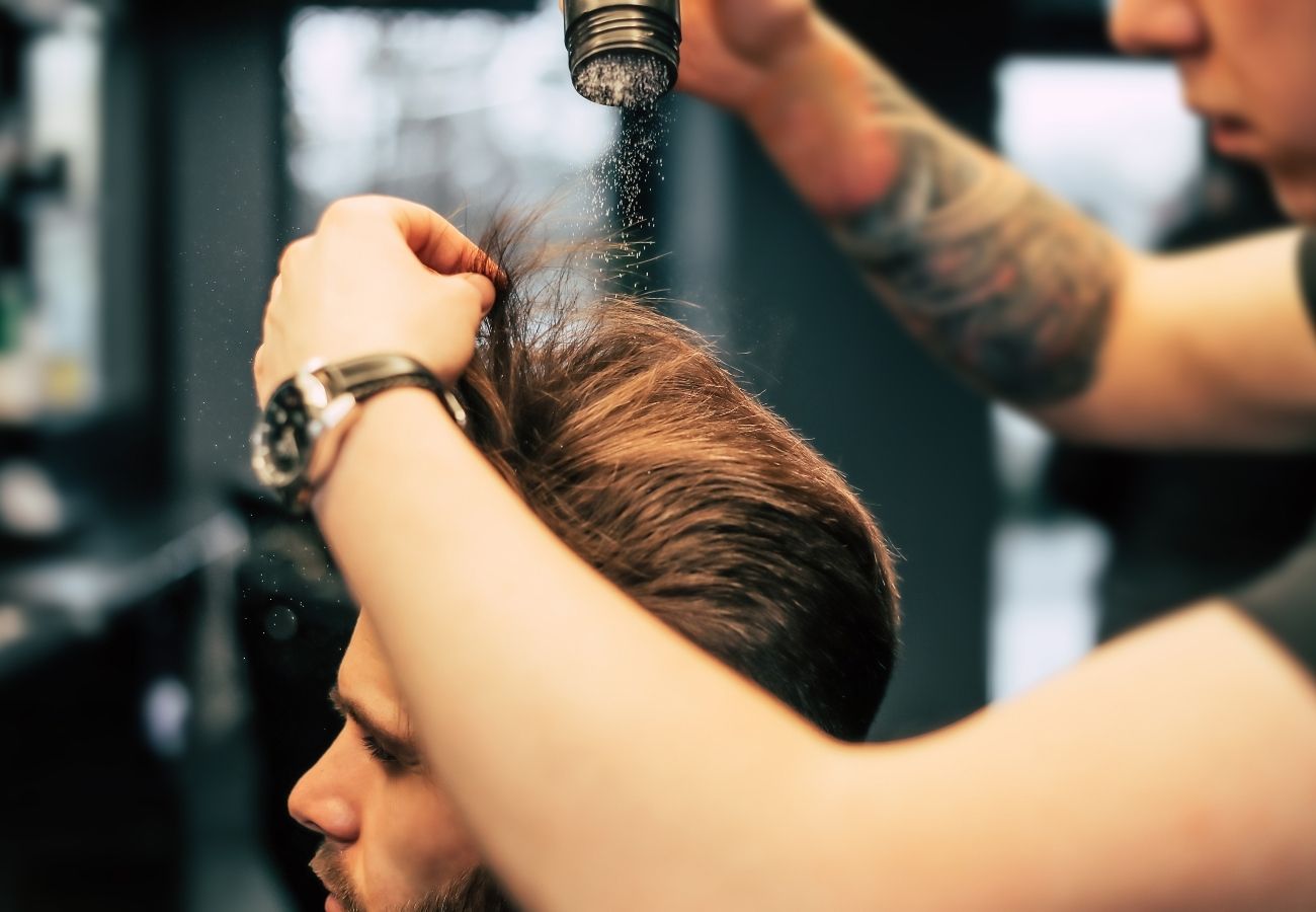 Puder do włosów - nakładany przez fryzjera